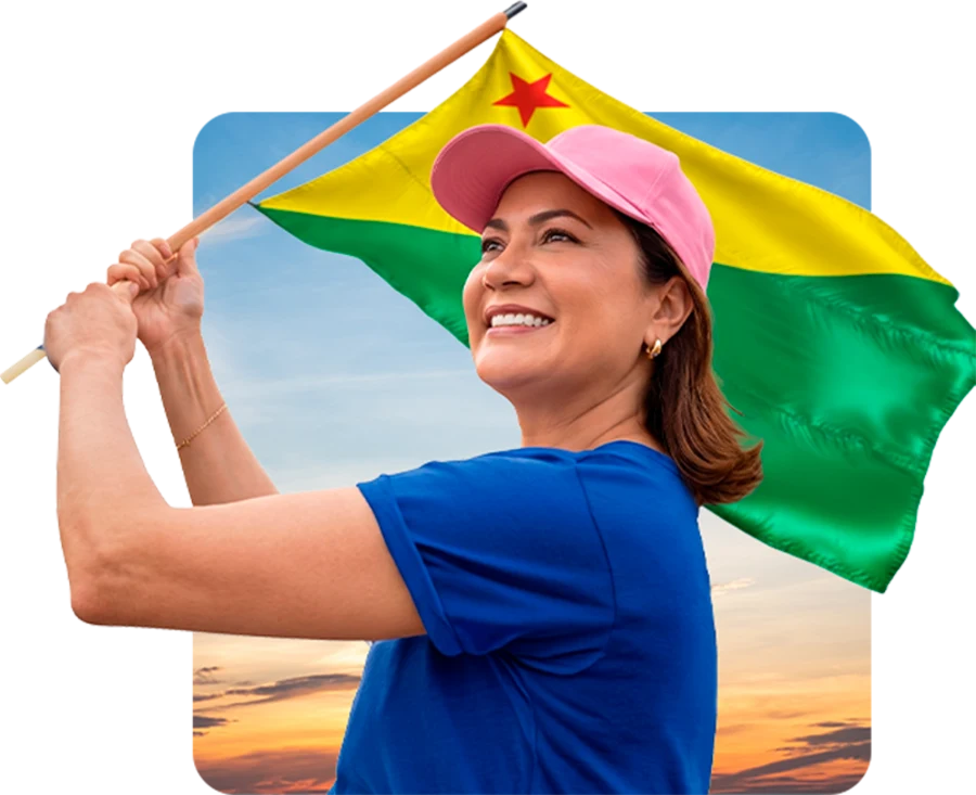 Mailza segurando bandeira do Acre
